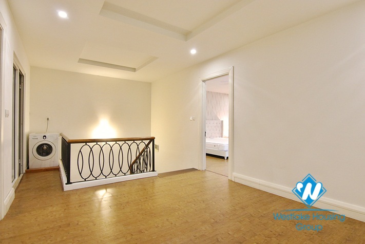  Beautiful corner villa with Garden for rent in Vinhomer Riverside - Long Bien